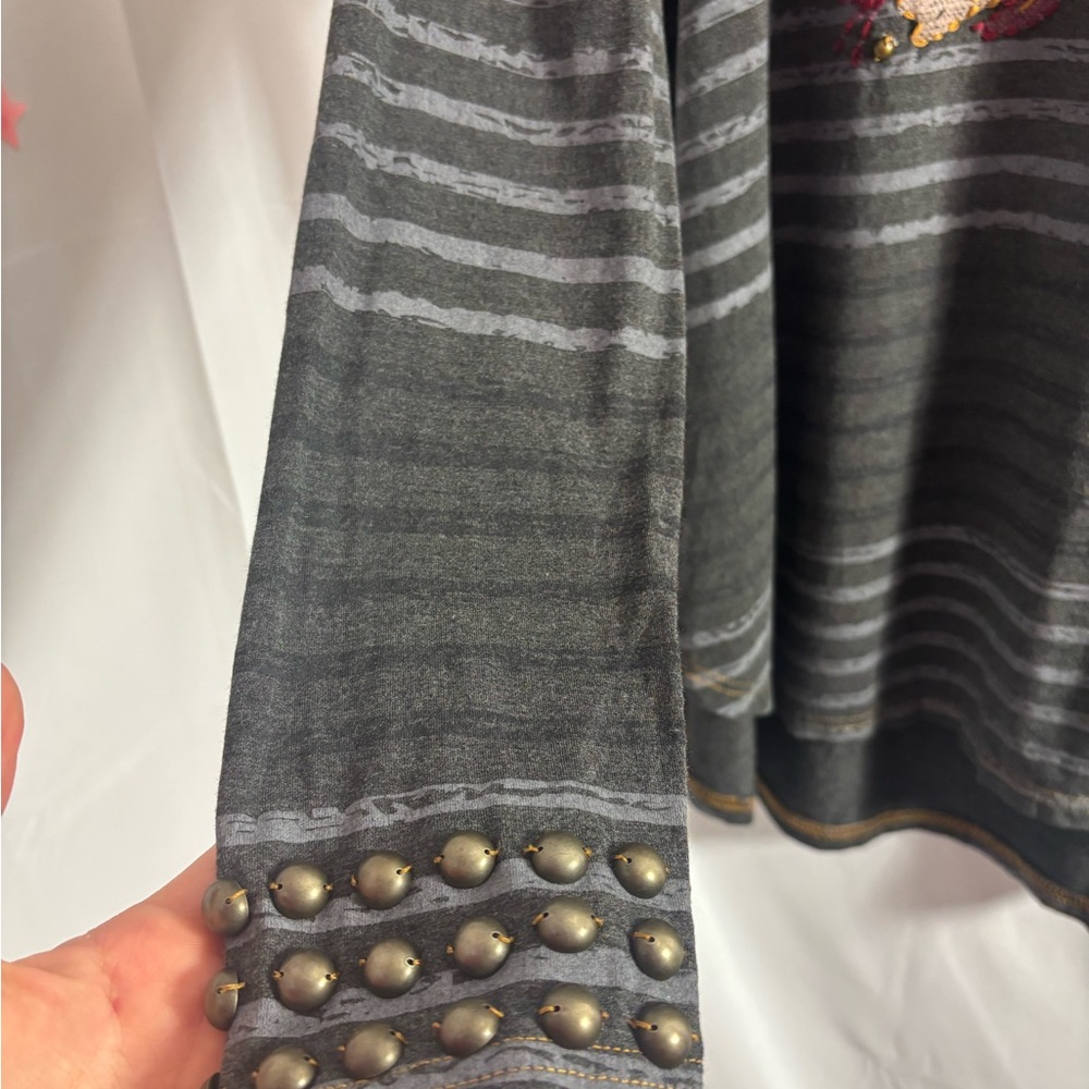 Double D Ranch Gray Tunic with Studded Detail and Embroidered Print Size M - Picture 5 of 11